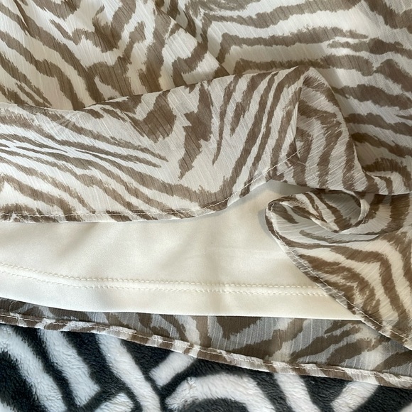 EXPRESS Women’s shear blouse tan/white - Picture 4 of 4